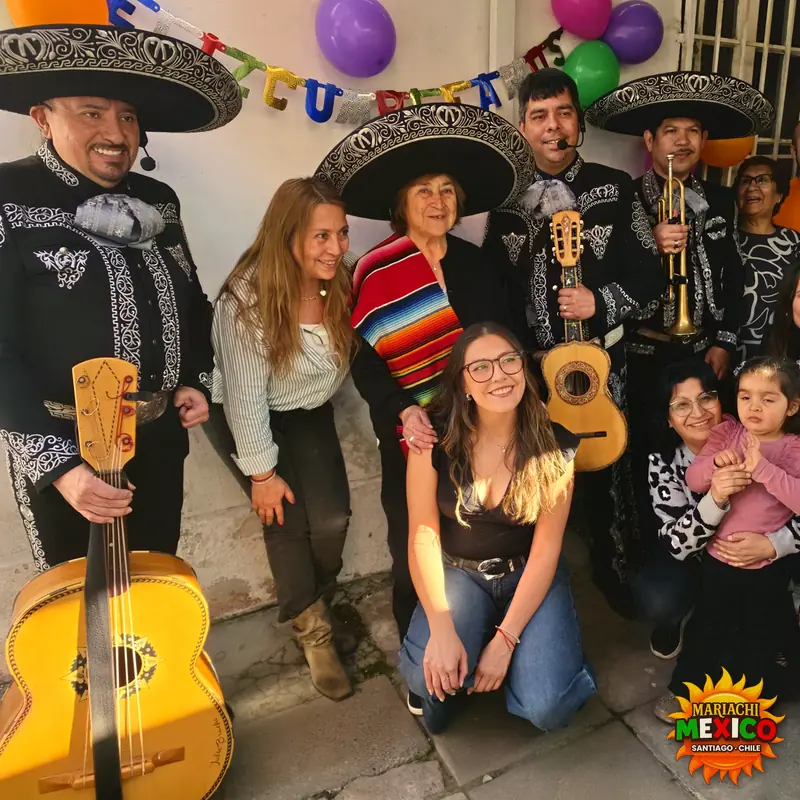 Cumpleaños de la abuela con toda la familia y los mariachis — mariachis a domicilio en Pudahuel