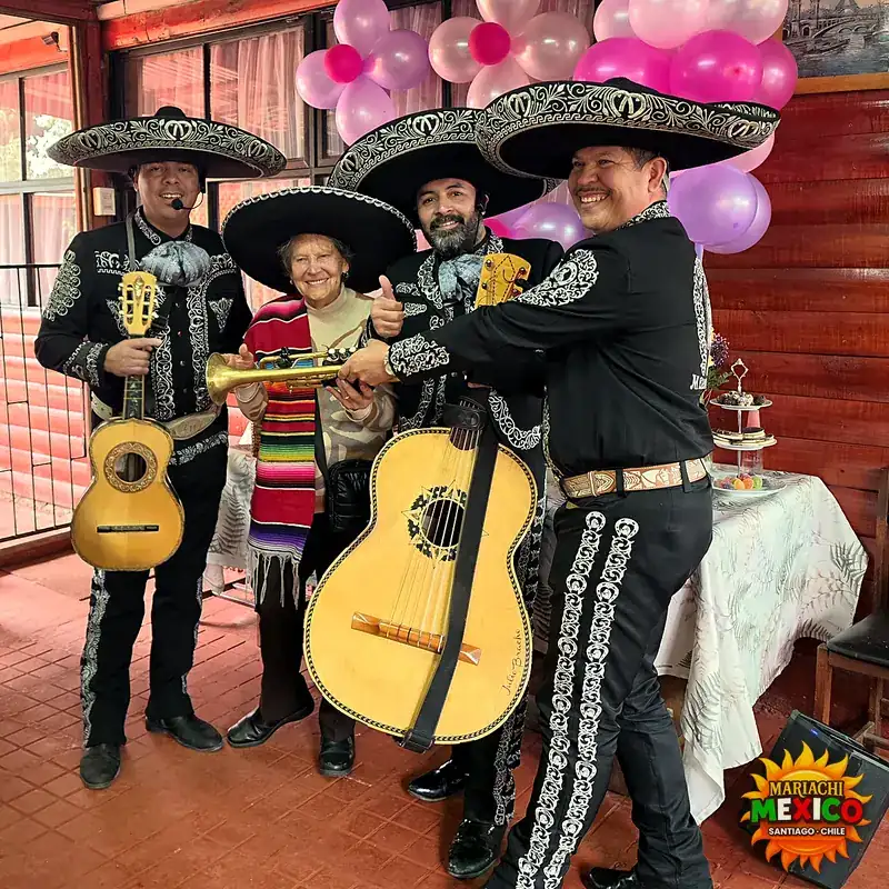 Cumpleaños de la abuela con mariachis, trompeta y globos rosados — mariachis a domicilio en Pudahuel