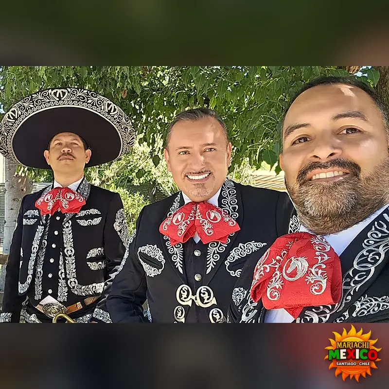Músicos de Mariachi México Chile con trajes de charro, mariachis a domicilio en Santiago