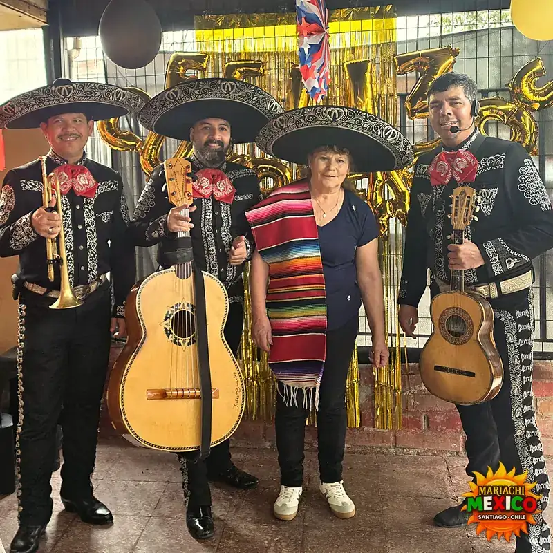 Mariachis en un cumpleaños con globos dorados y la festejada con sarape — mariachis a domicilio en Cerro Navia