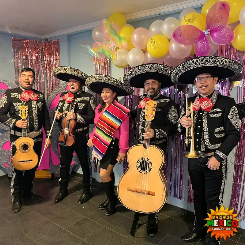 Mariachis con violín en un cumpleaños decorado con globos y mariposas — mariachis a domicilio en La Florida
