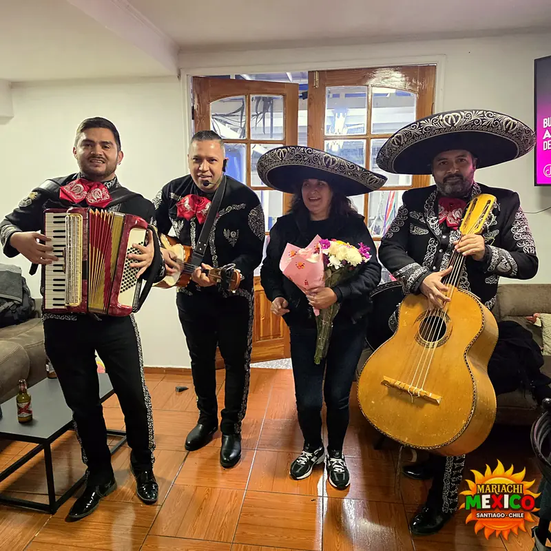 Serenata de cumpleaños con mariachis y flores en casa — mariachis a domicilio en Quilicura