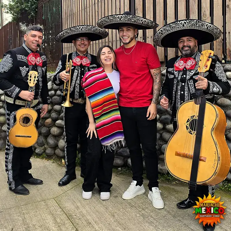 Serenata sorpresa de cumpleaños para una pareja frente a su casa — mariachis a domicilio en Renca