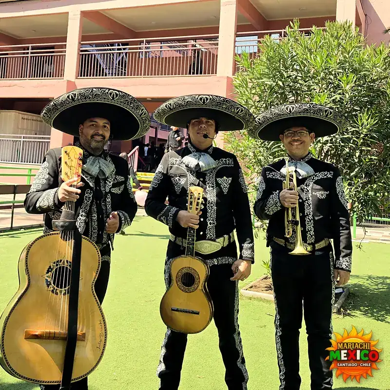 Trío de mariachis con guitarrón, vihuela y trompeta en una celebración al aire libre — mariachis a domicilio en Puente Alto