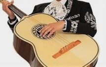 Mariachis tocando guitarron.