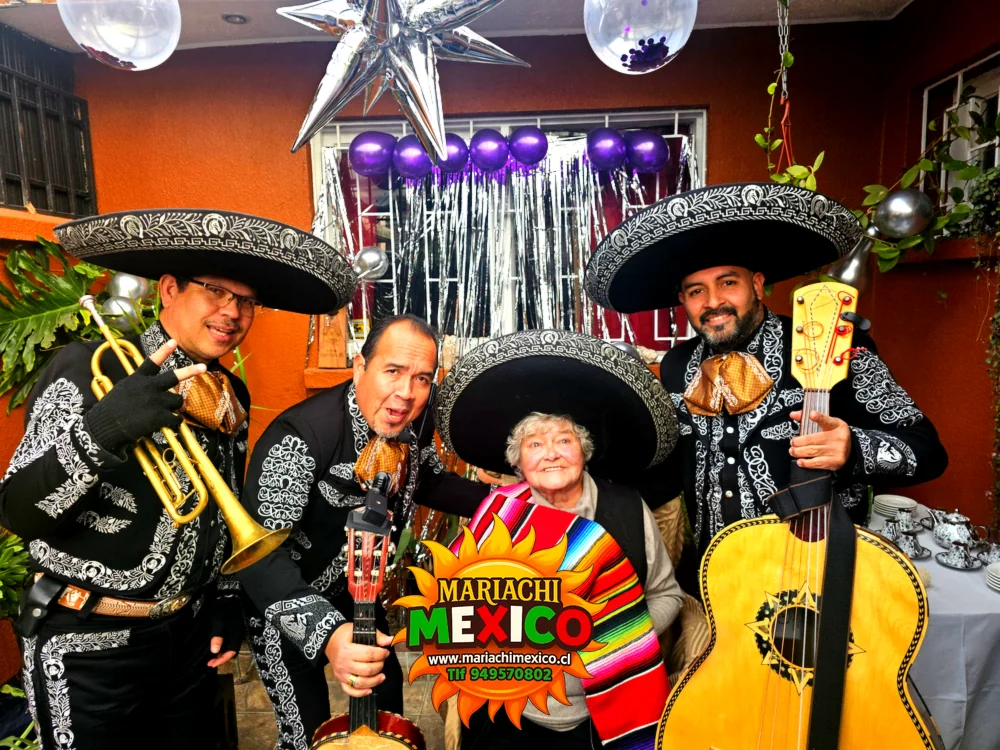 Grupo de mariachis en evento